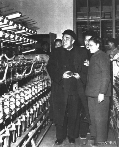 1959年11月9日，朱德视察北京合成纤维厂。