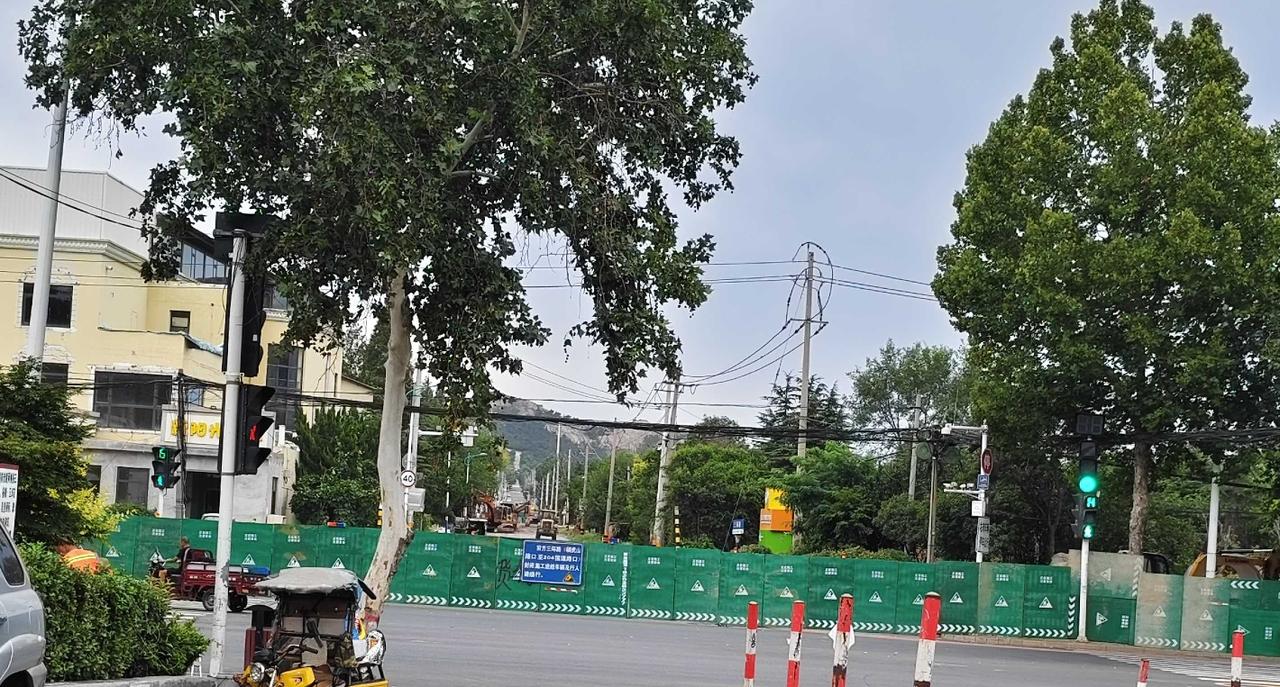 即墨区环秀街道山前村北的三环路东头已经用围挡封闭了起来，道路正在进行施工！三环路