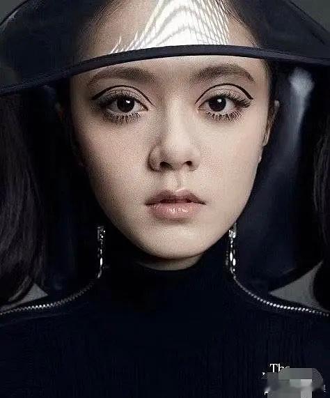 赵今麦怎么还拍过这种风格的杂志，好吓人… ​​​