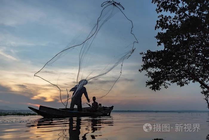 上联:夕阳河边翁撒网。如何对下联晨曦山旁童放牧。