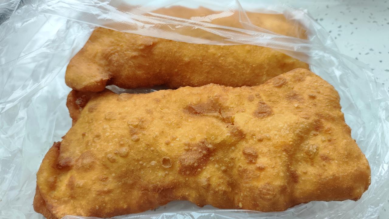 到邯郸大名必吃的美食——鸡蛋布袋，卖油条的早餐摊基本上都有，一个里面配两个鸡蛋，