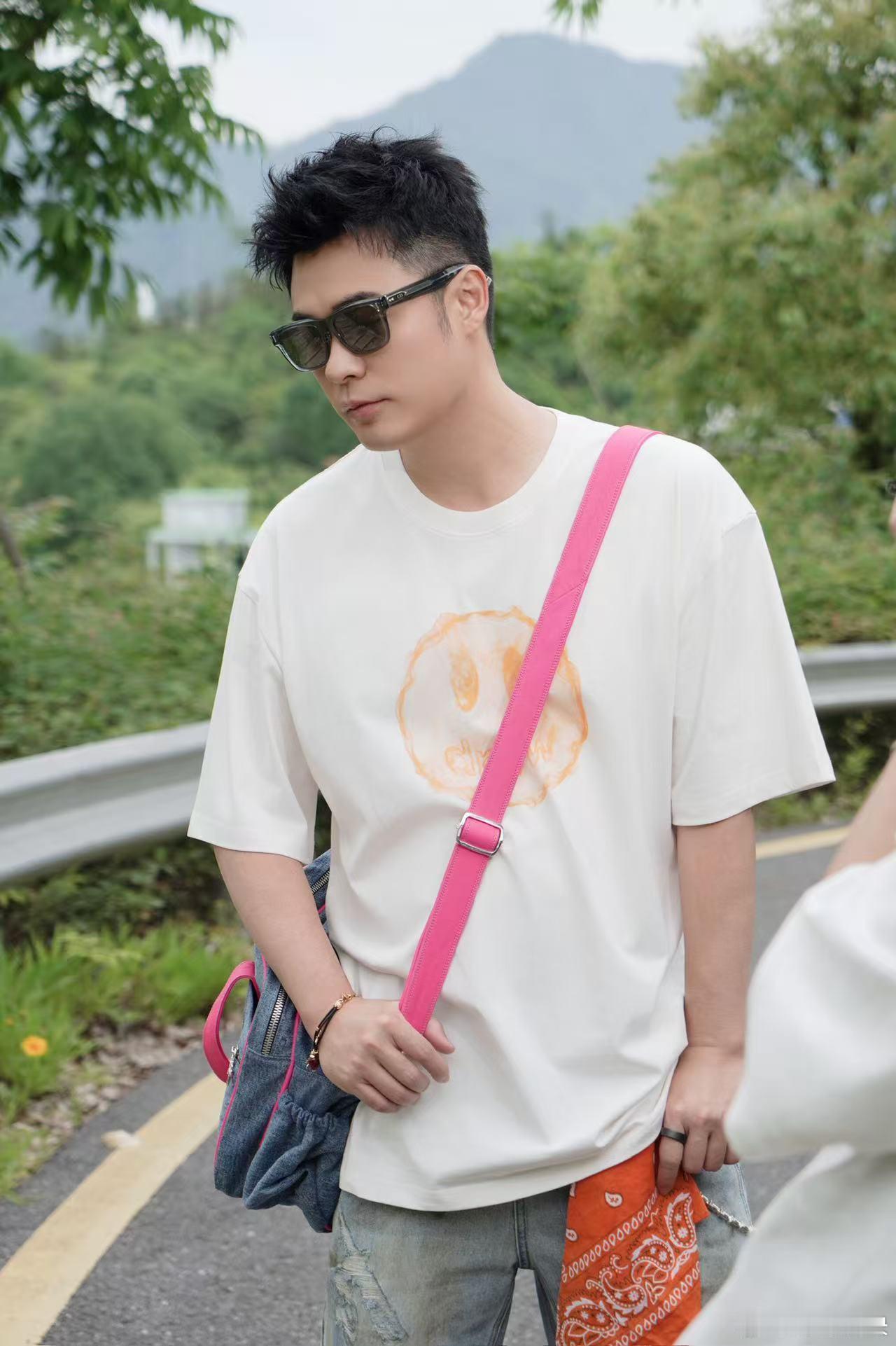 陈赫说点漂亮话陈赫唱歌控制不住 一投入唱歌就容易带入真情实感，整个人状态松弛又感