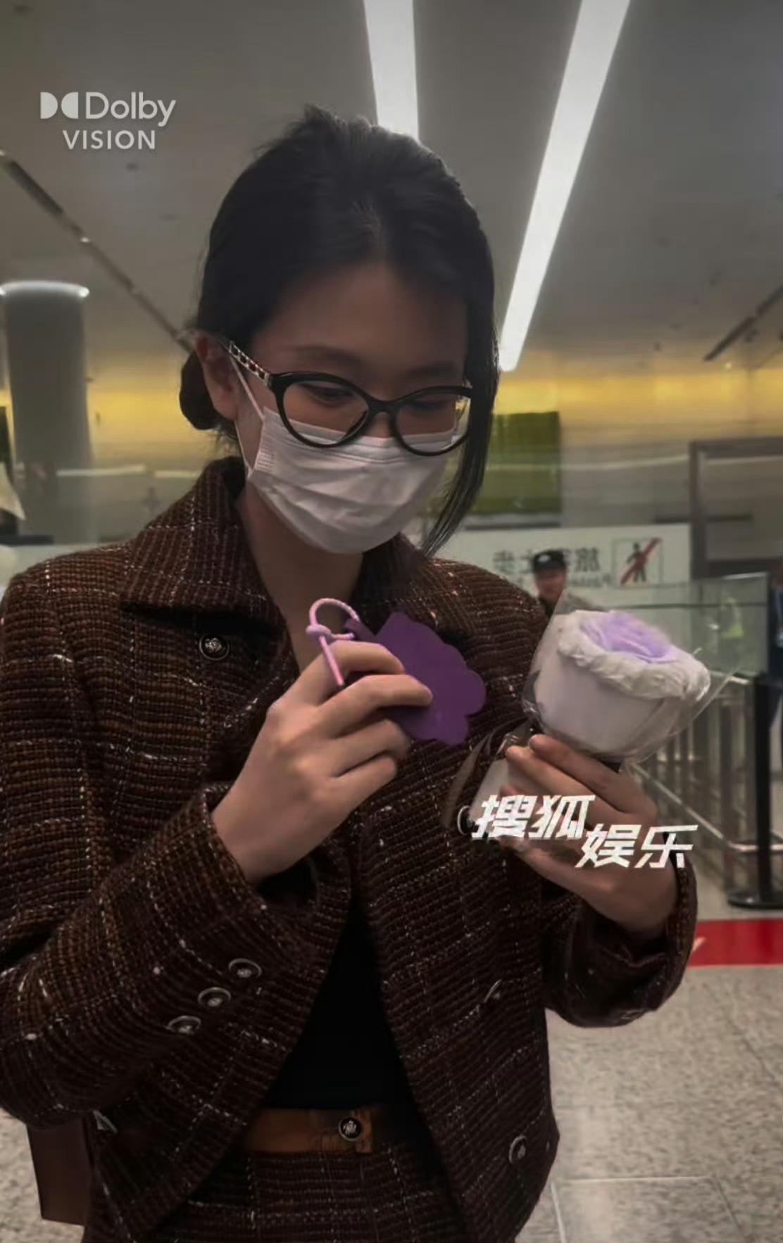 乔欣被曝结婚后首现身。乔欣的机场路透太吸引人了！不管结婚与否，她依然是那个美丽自
