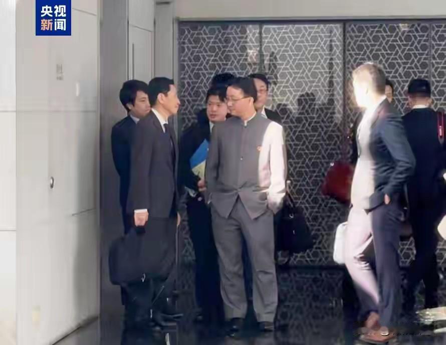 日本官员:边听边点头、表情严肃。
中方人员:双手插兜训话，背着手送对方到门口，最