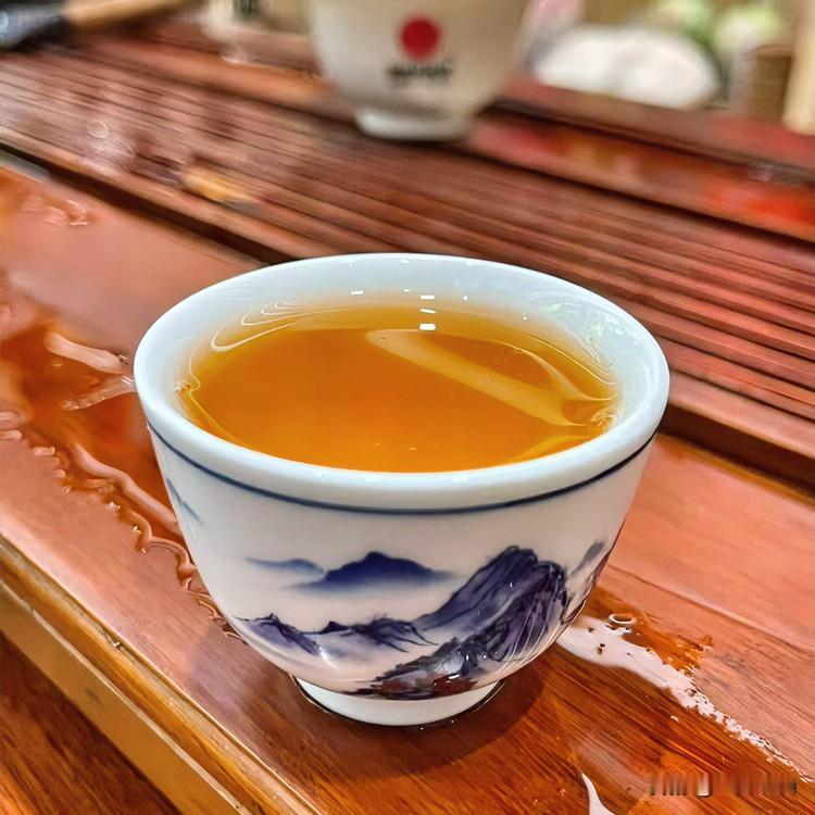 《三器静玄·水调歌头体》
茶器何须炫？三清即妙玄。玉盘素列如晤，静意满茶筵。盖碗
