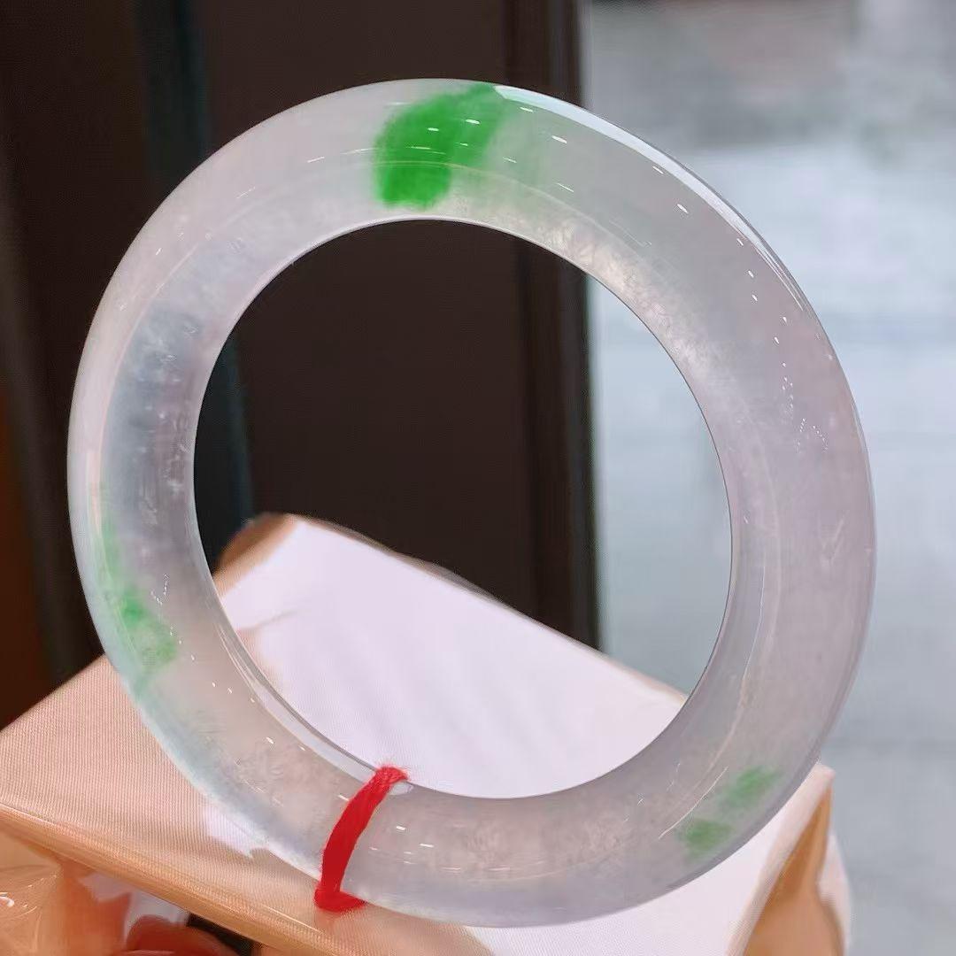 高冰翠绿圆条手镯，通透起胶，完美小七价，圈口55*12*11.8mm。