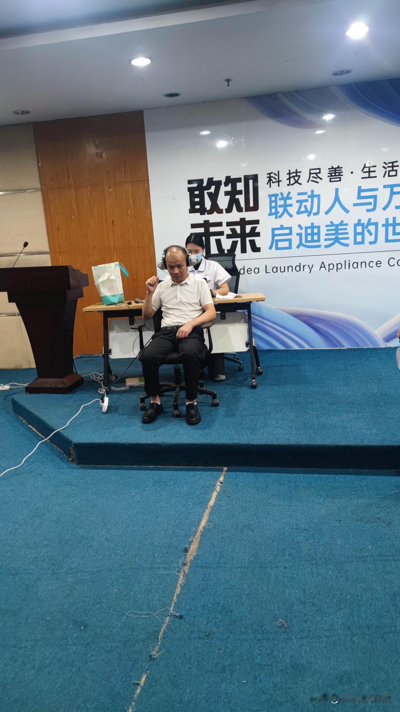 就像明星蒋依依在演艺路上拼搏，身体也需要悉心呵护。咱们工人也是，在工厂的流水线前