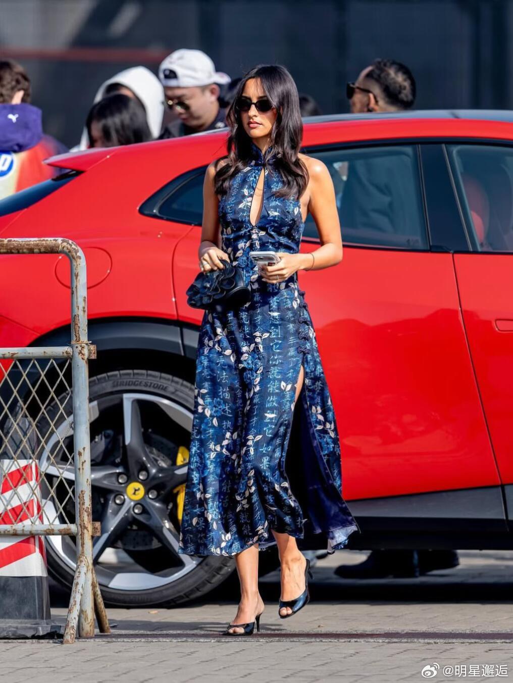 太用心了！A姐的裙子上都是恩佐·法拉利名言Alexandra今天的裙子上写了四句