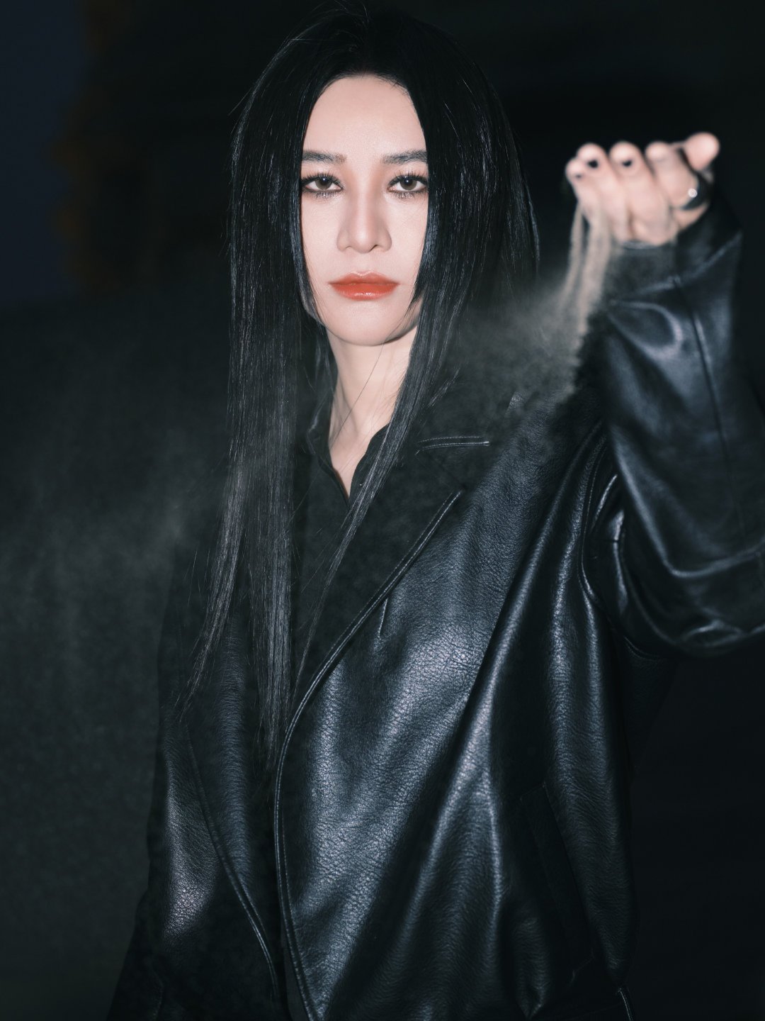 尚雯婕沙漠大片完全是主人级别 尚雯婕把“酷飒”刻进沙漠大片！自带“这片沙漠归我”