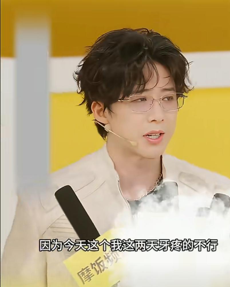 刘宇宁直播时脸都歪了，嘴也不听使唤，他到底在后台经历了什么？
 
你以为他紧张？