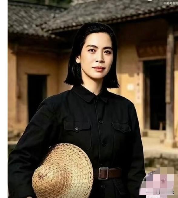 她是井冈山第一位女红军，双枪女战士，也是永新一枝花，看完你才知道是真的。
 
贺
