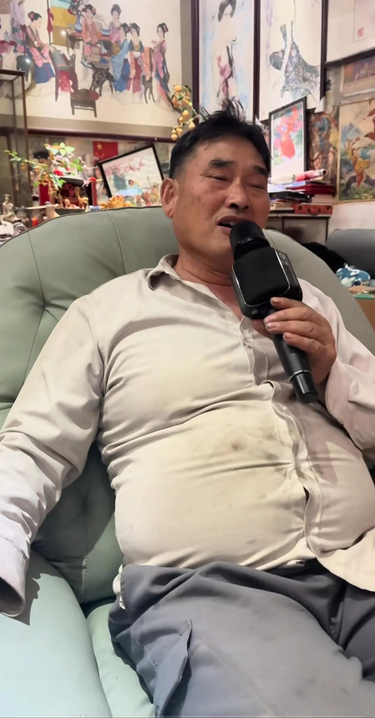 大衣哥成了富豪，也舍不得把衣服买大一号，白衣服穿的脏兮兮的。