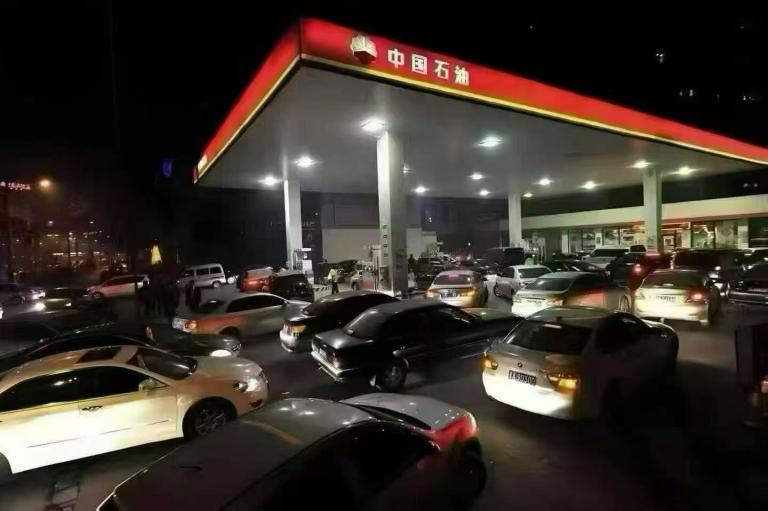"92加满，负债满满；95加满，倾家荡产"，怎么办？

国际局势有变，油价重回9