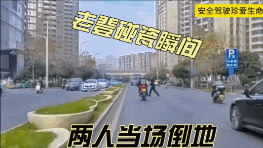 骑摩托车的走的道不对，行人走的也不是斑马线。
摩托车刹车灯早就亮了，基本上要刹停