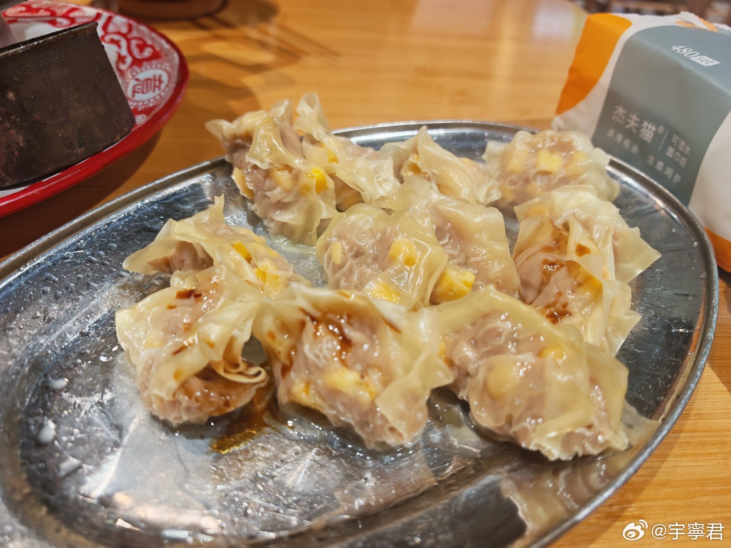 碳水果然太迷人了一餐能吃到不同类型的碳水锅来了，二话不说先下了个方便面吃着吃着才