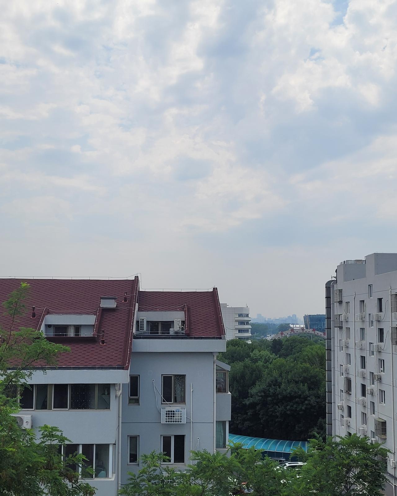 今天北京优且预报雷阵雨，全天空阴云，云层比较清晰。昨天上午良，下午三级。天空全灰