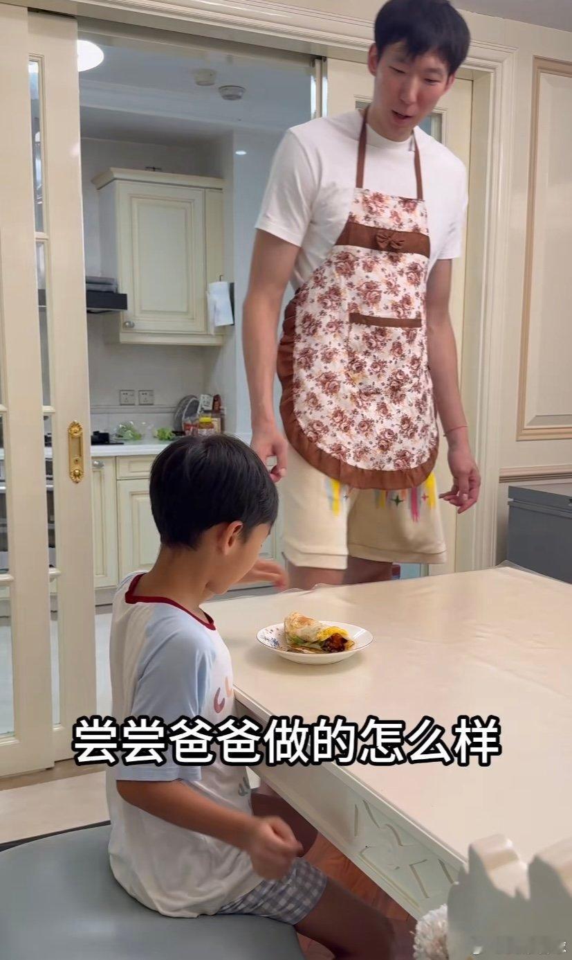 哈哈周琦接了个鸡蛋灌饼的广告[笑cry]，拿自己玩梗调侃，这心态真的绝了 ​​​