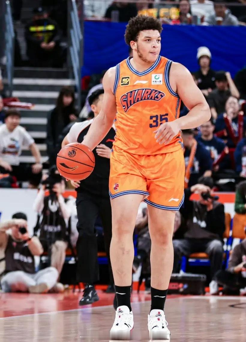 麦基和白边的CBA对决看不到了，上海久事两名内线外援洛夫顿和怀特塞德不会出战对阵