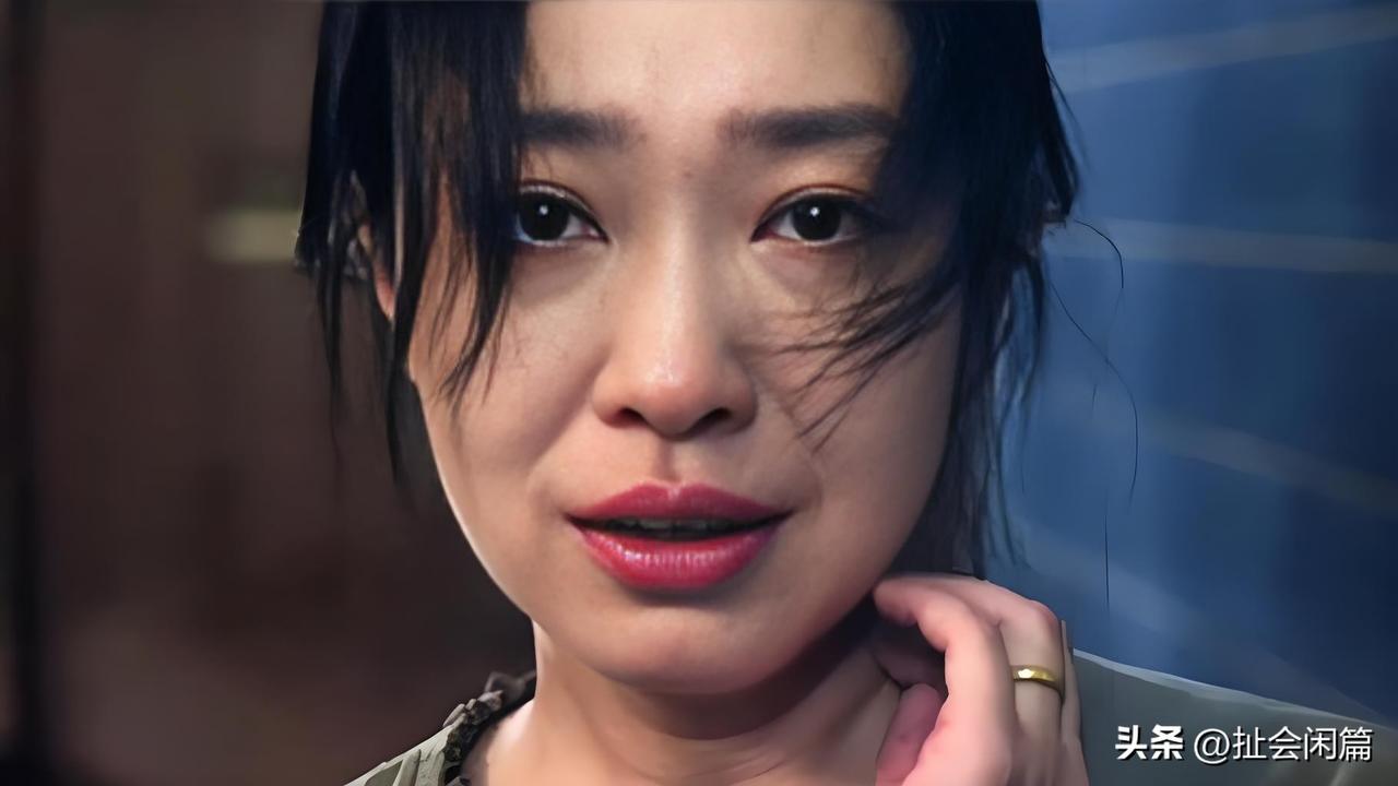 狠人王佳佳又上线了！

《昨夜将至》正在热播，王佳佳扮演的妻子，有不堪回首的过去