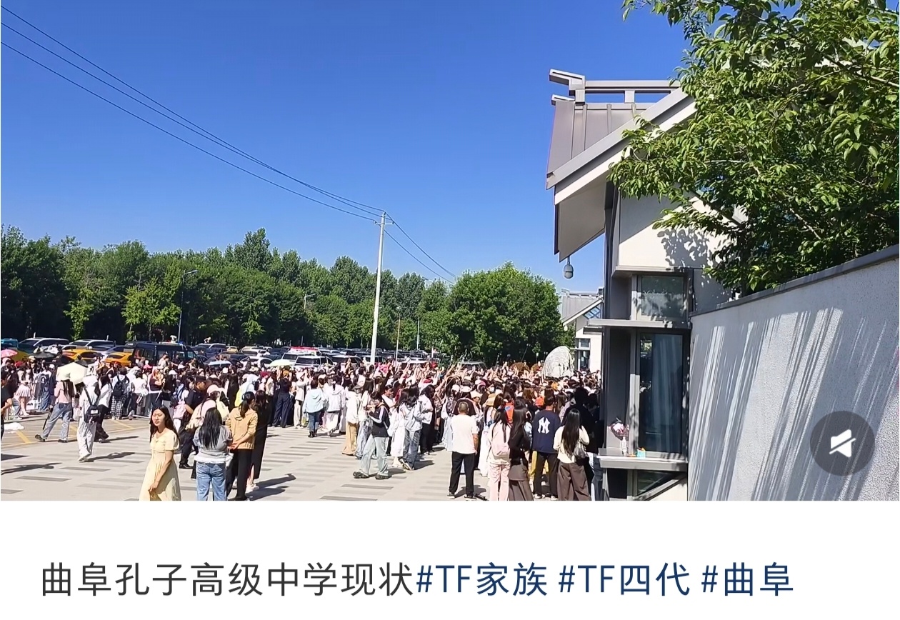 学校外面现状，好多人gif 