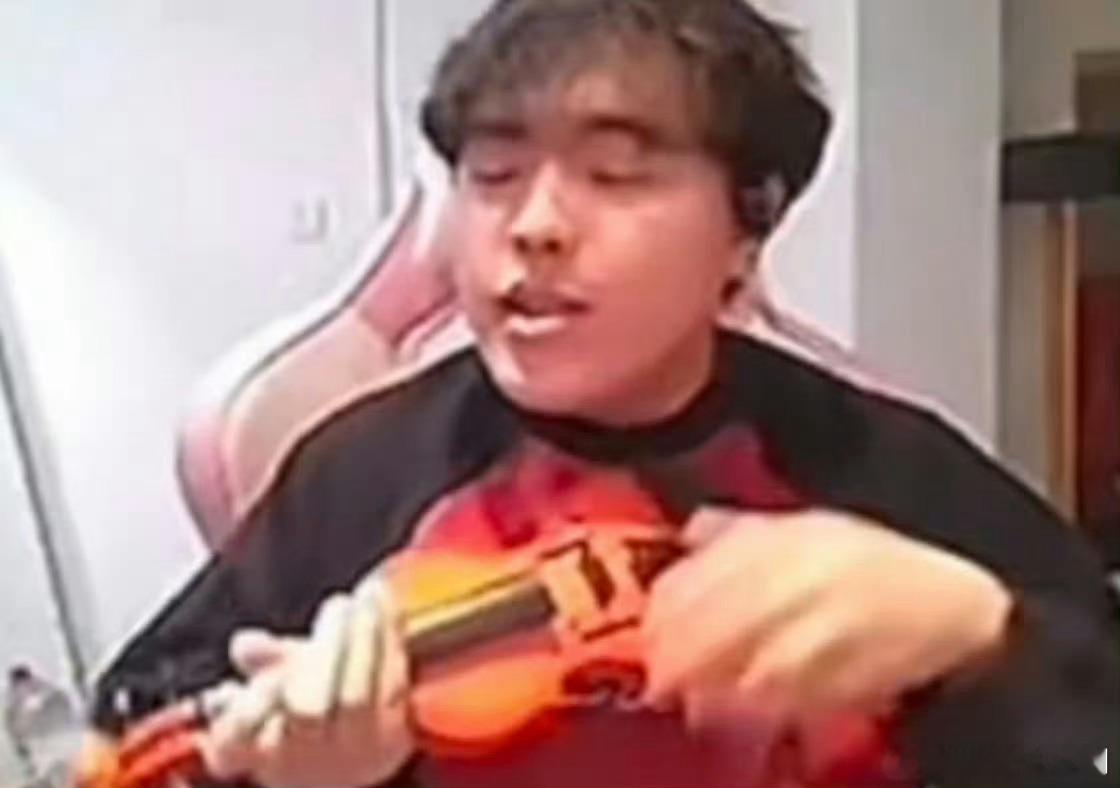 觉得压力大可以看看桃黑黑的面罩离了桃黑黑谁还能逗我笑，这个戴面罩完全就是喜剧人啊