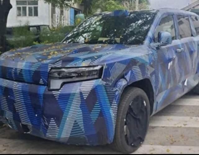 比亚迪再添猛将！方程豹钛6路试谍照流出，定位中型硬派SUV