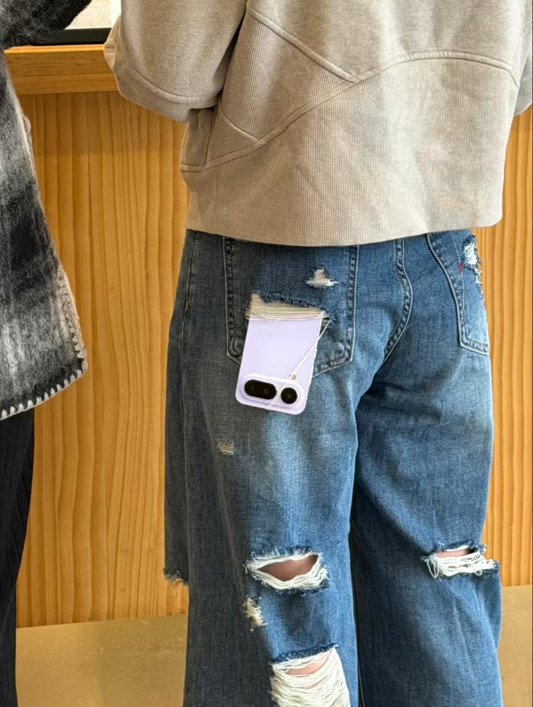 一个人只要一部手机用了四五年还舍不得换，那这个人，最少能在他身上看见三种品格。