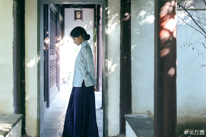 万茜民国白月光造型 太戳人！雾蓝旗袍衬出江南气韵，眼神清醒又坚定，温柔而有力量，