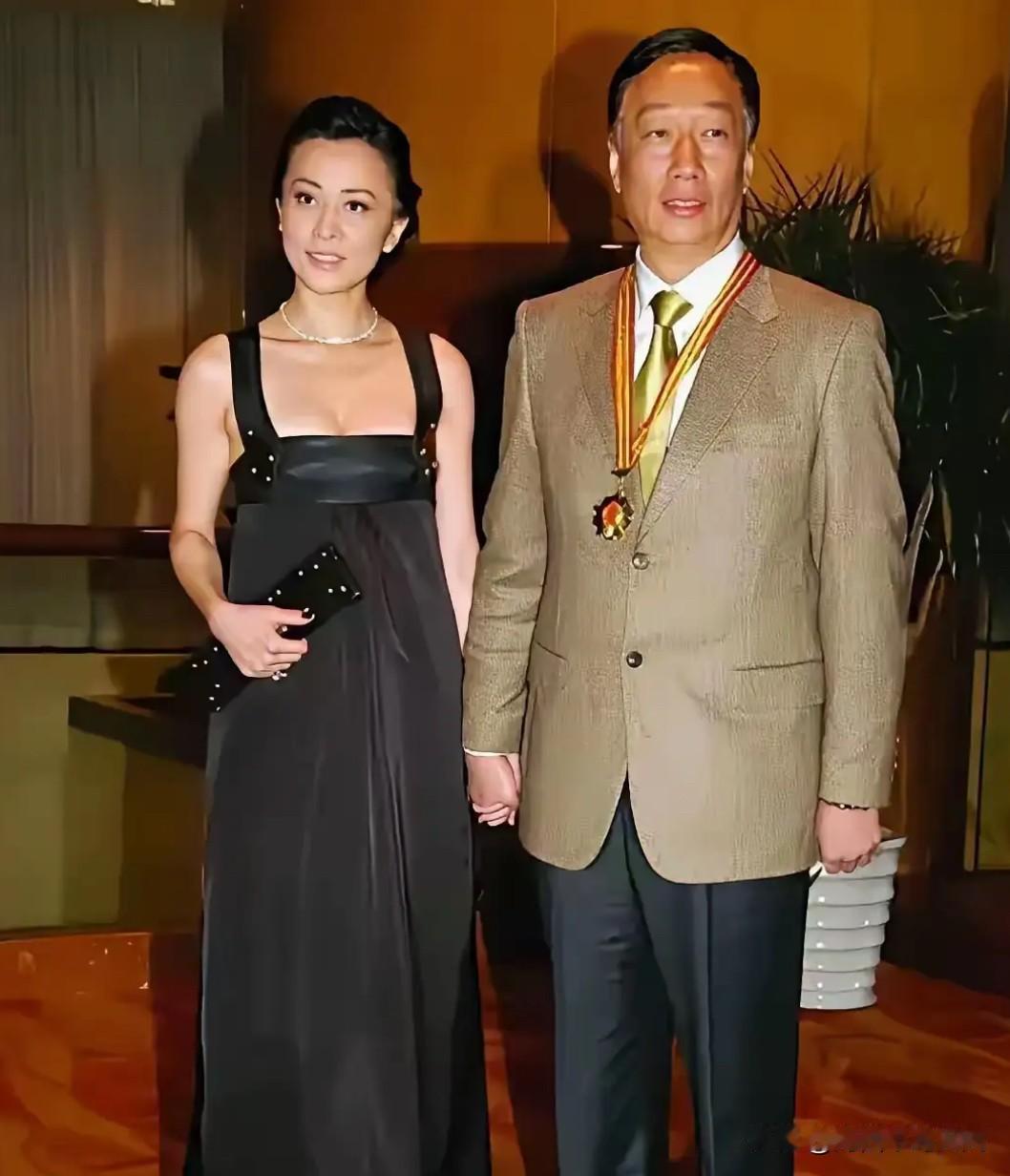 这是富士康创始人与香港知名女星出席晚宴活动的一张合影。当年男的丧偶之后，和女的交