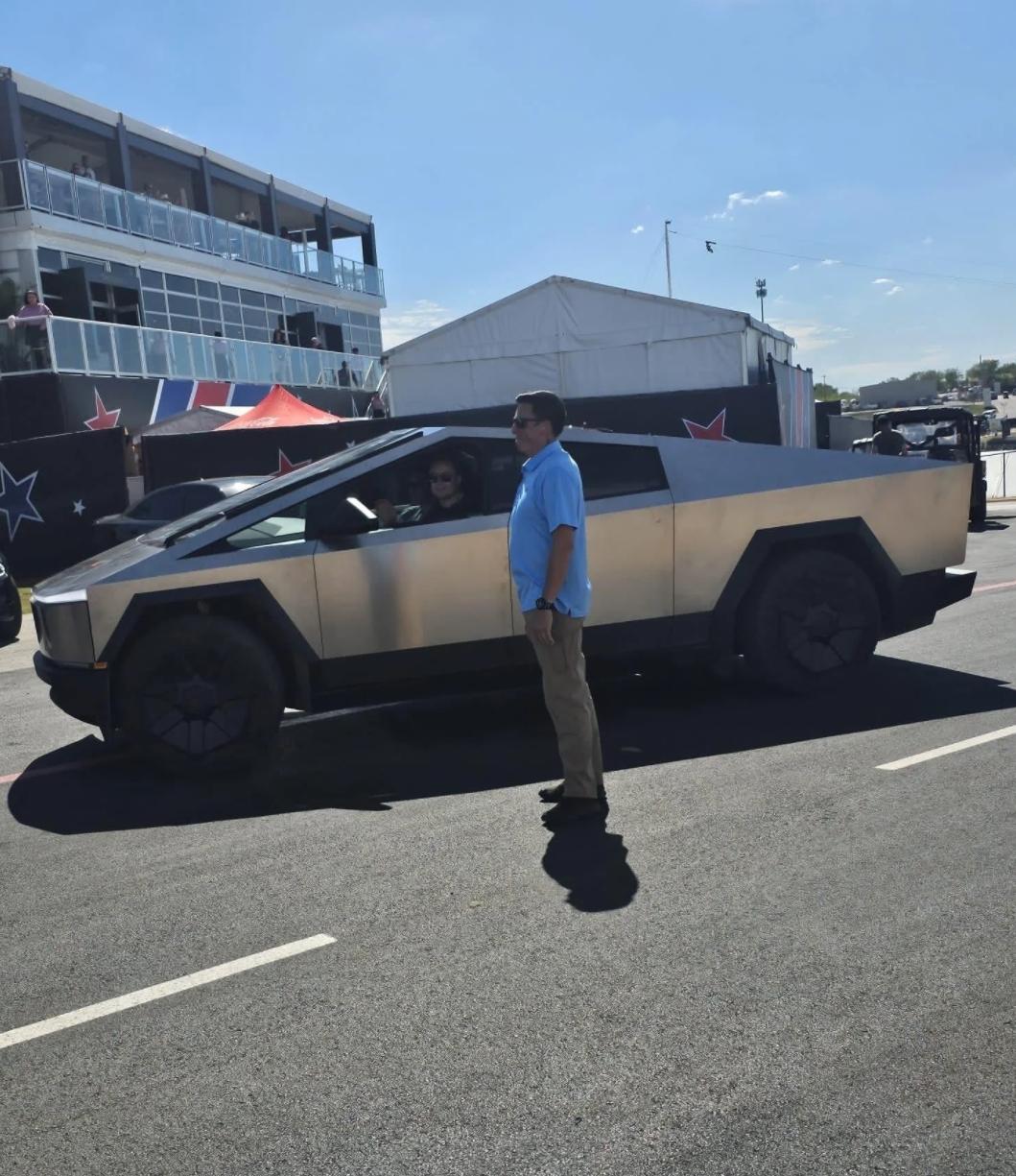 Cybertruck又高调亮相了，这次是#马斯克#自驾，带着儿子去看2023F1