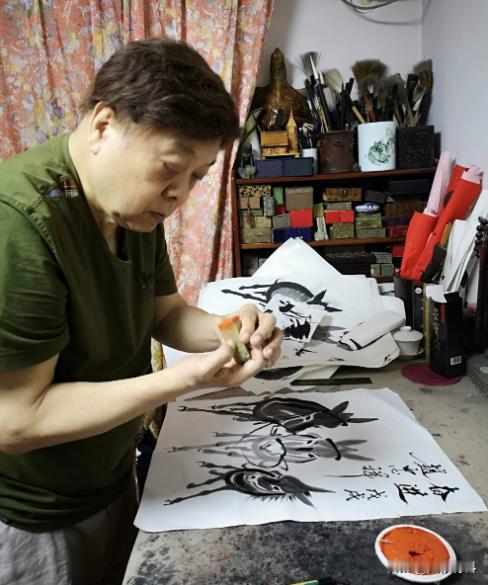 一次，赵忠祥去逛潘家园，相中一个玉扇坠，摊主要价200元，赵忠祥60块买了过来，