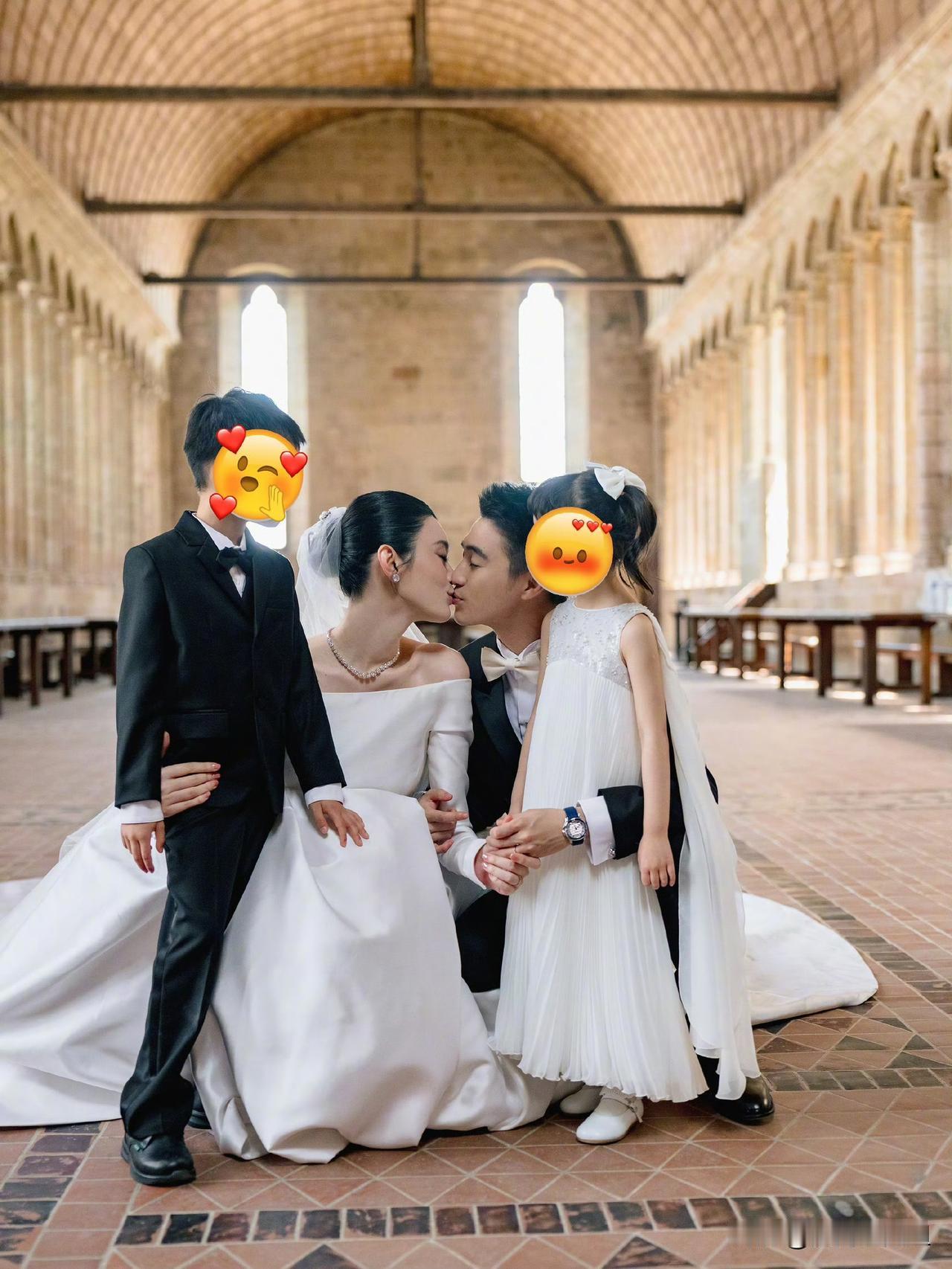 刚奚梦瑶晒出法国城堡的婚礼照片
他们不仅是最美新娘和最帅新郎
还是最幸福的父母