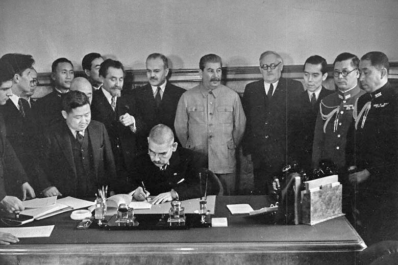 1941年4月13日日本外相松冈洋右和苏联外长莫洛托夫签署《苏日中立条约》 ​​