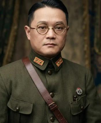 1949年，国军上将潘文华决定起义，却发现七姨太是特务，为了不打草惊蛇，他对七姨