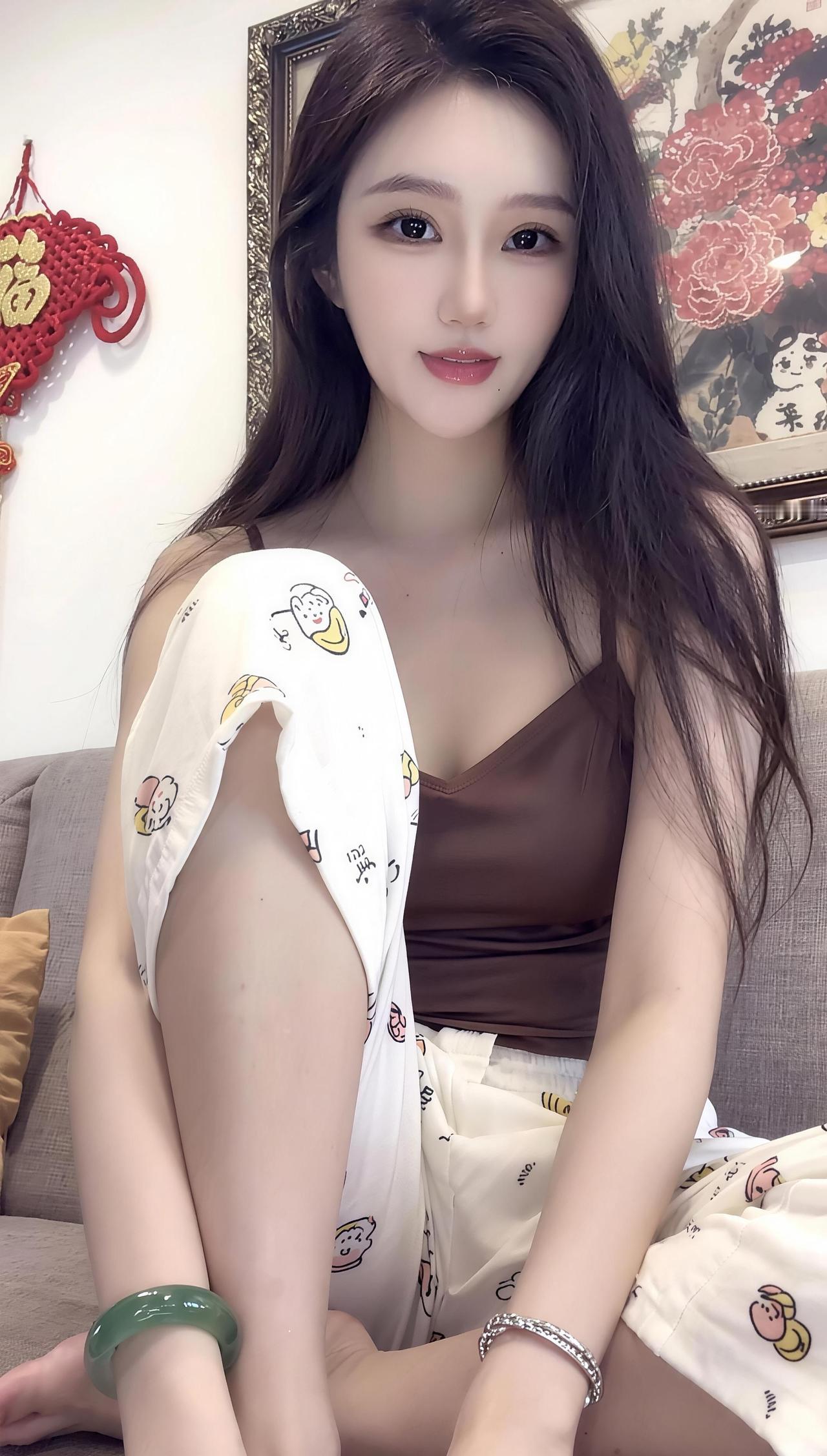 如果有人宠 就做个幸福的小女人
如果没人宠 就做个坚强的女汉子
早就不是娇滴滴的