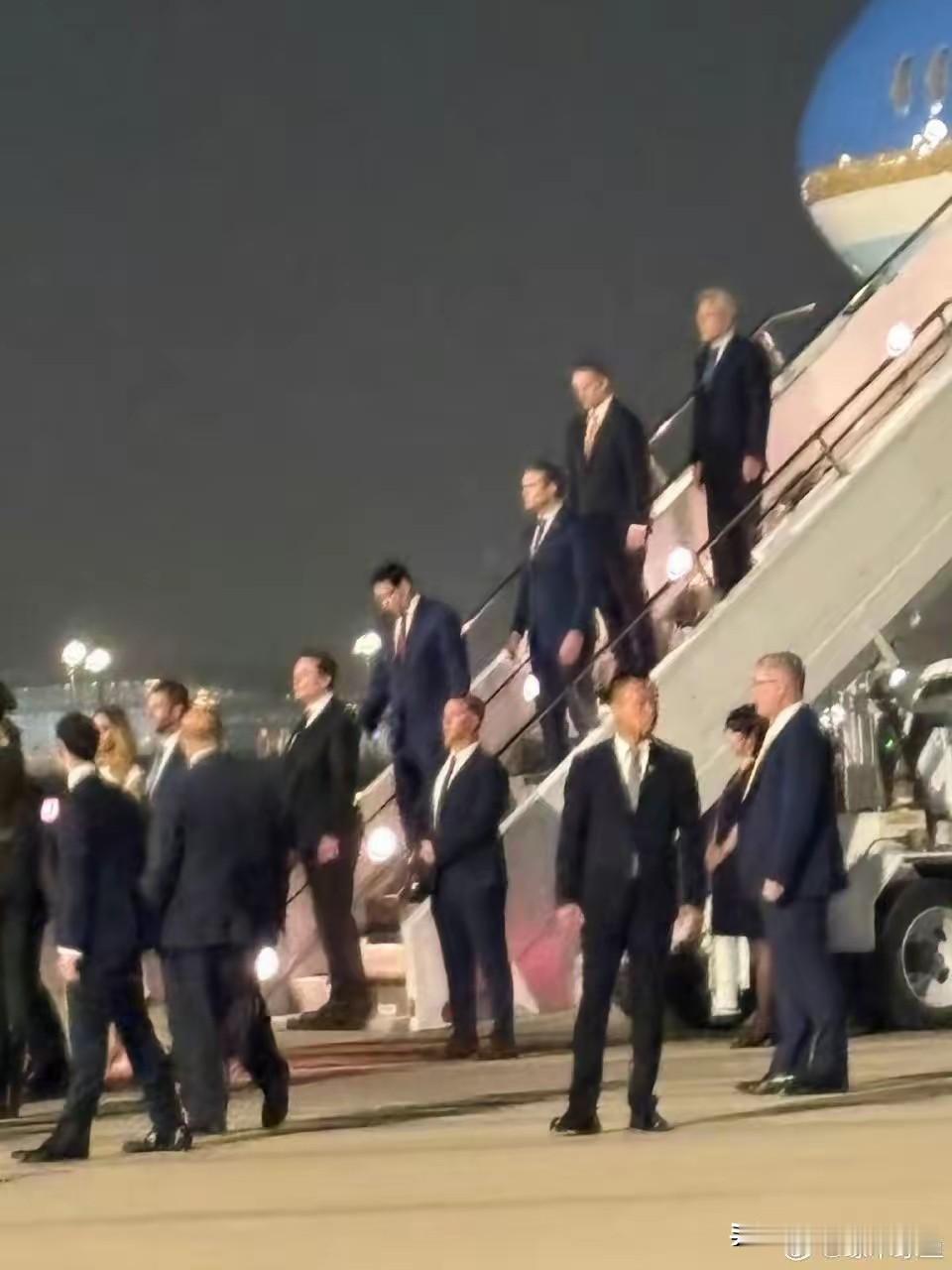 黄仁勋作为一个华裔能够美国资本圈子，上层社会，屹立不倒，不是没有原因的。

从这