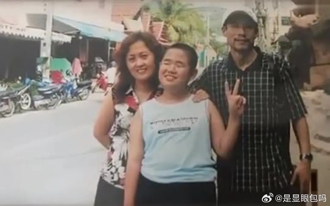 68岁刘佩琦参加家庭聚会，圈外妻子露面好显年轻，看着比他小20岁 ！ 