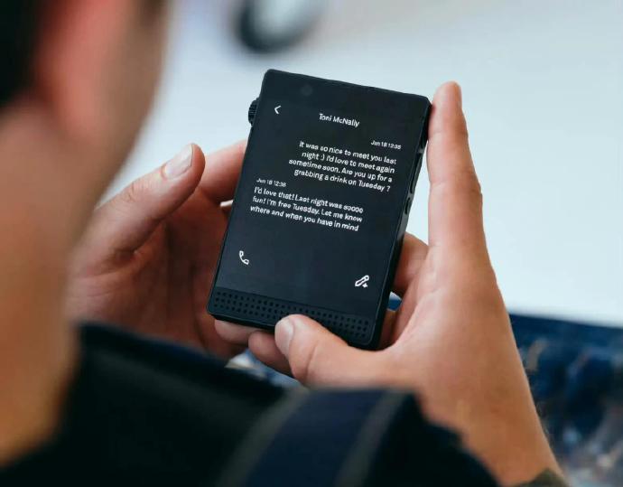 反智能手机Light Phone都出到3了Light Phone 3 采用黑白O