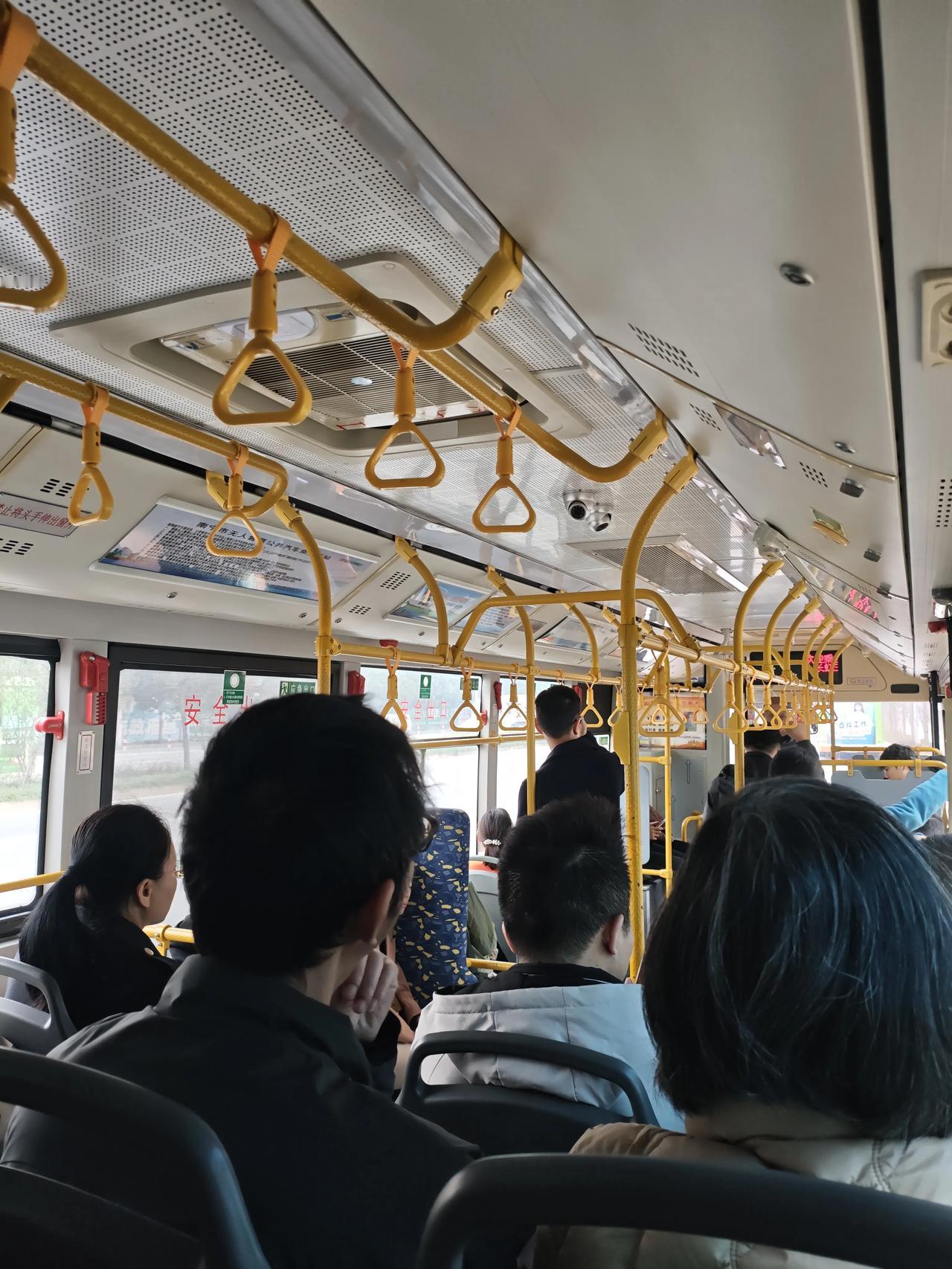 以前坐公交车的好像80%都是老人，刷的基本上都是老年卡。这几天连续坐了几天公交，