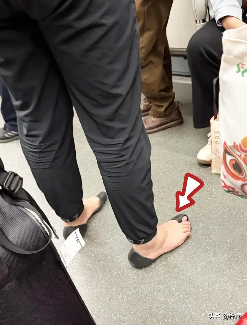 今天坐地铁撞见个狠人，
这鞋我盯了三站都没看明白！
乍一看以为光脚，仔细瞅才发现