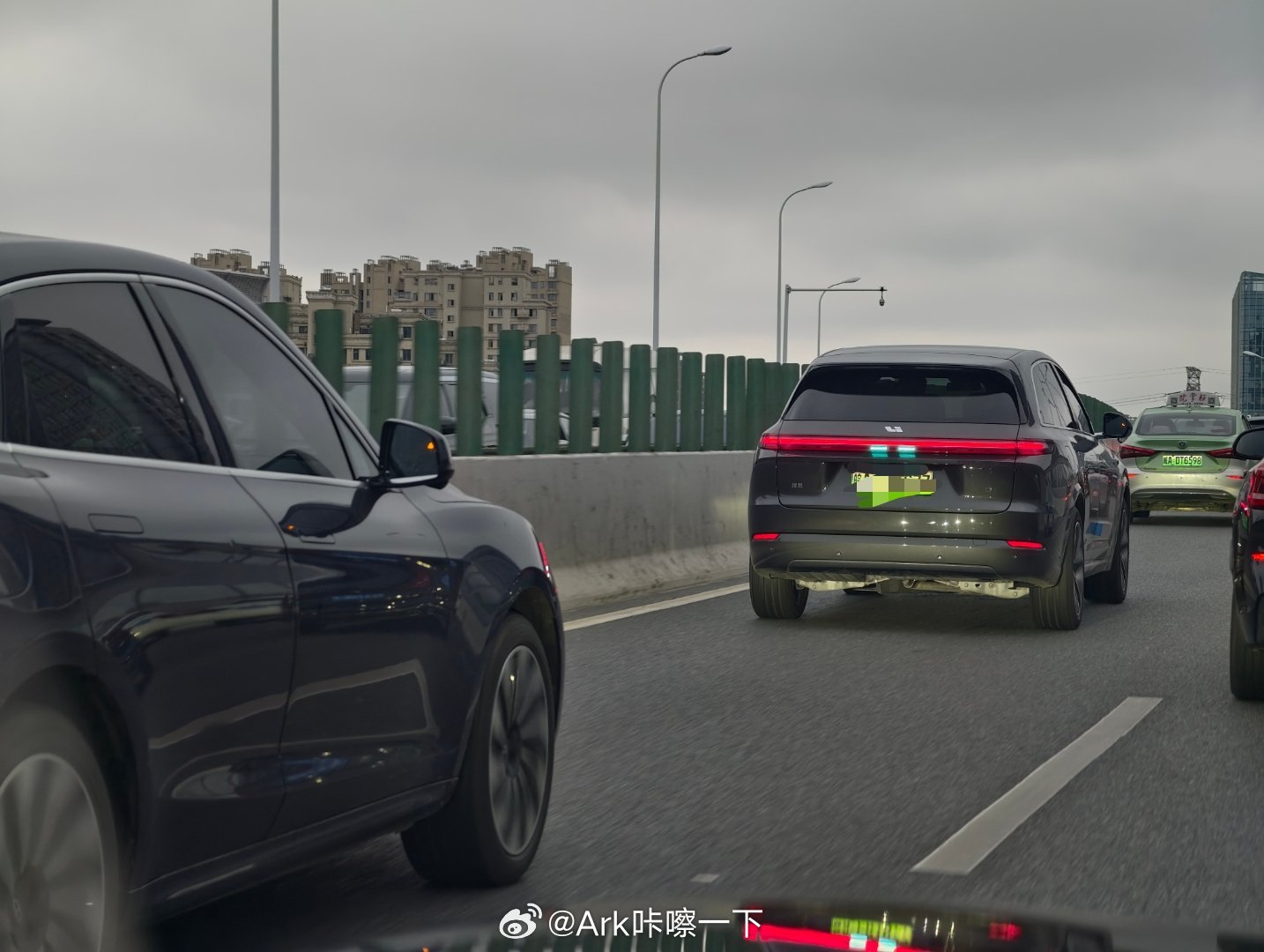 下班路上偶遇一台开着智驾辅助的理想L7，然后它的前后左右始终都是鸿蒙智行的车，问