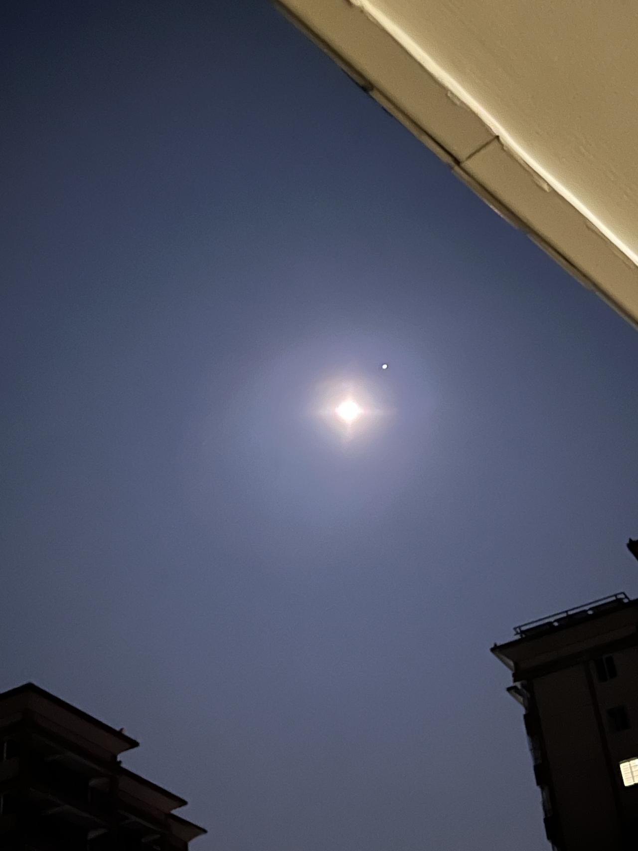 夕阳西下，余晖洒满天际，城市在黄昏中静谧。