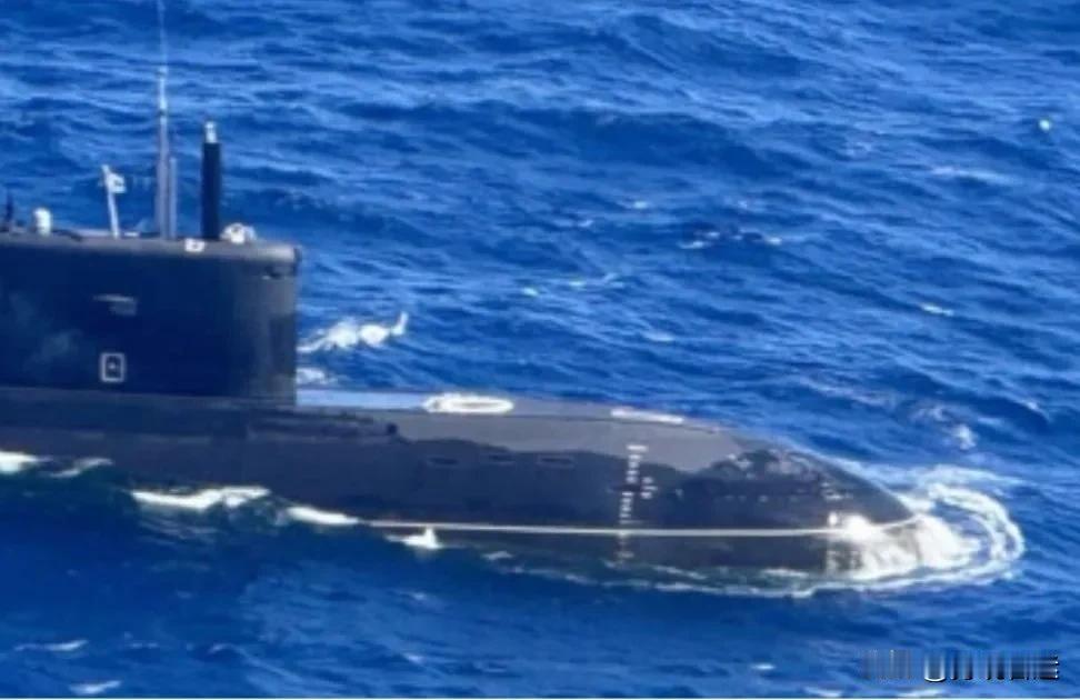 【潜艇突然浮现！】

据外媒报道，近日，俄罗斯一艘核动力潜艇突然浮现在菲律宾“专