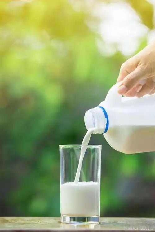 很多人担心牛奶过期，会把它冻起来，融化后到底能不能喝？答案很明确：只要冷冻前没变