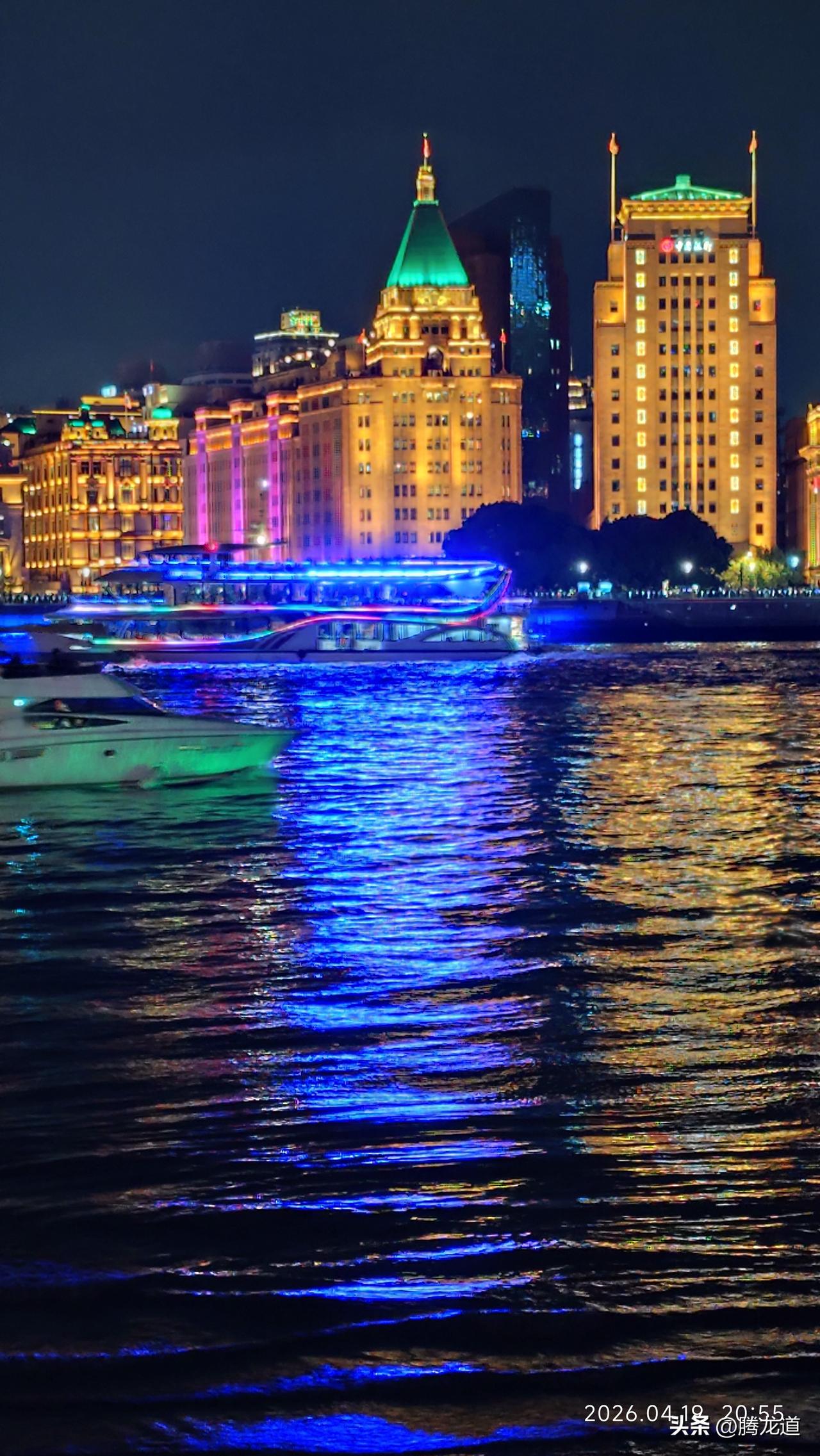 能分享你家乡的美景照吗上海外滩霓虹溢浦江