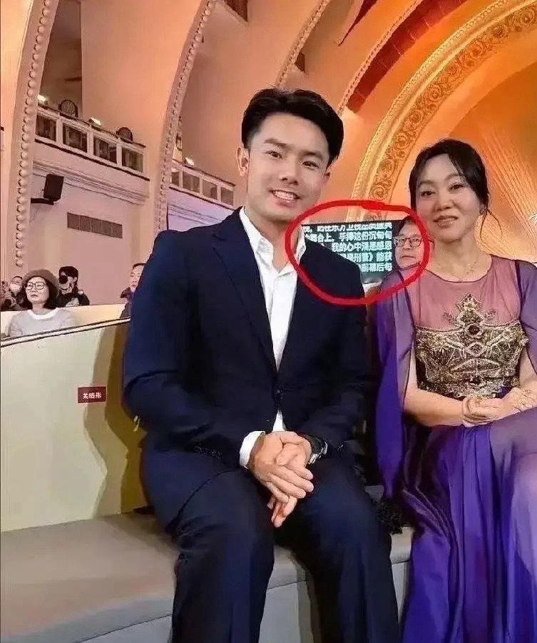 白玉兰内场太冷门了！今晚的白玉兰最佳女主角居然是闫妮，之前全网预测的大热门宋佳居