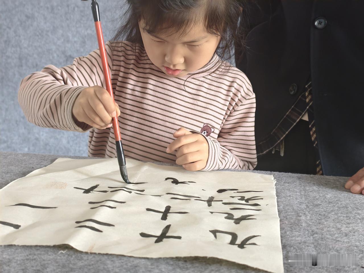 初学书法，可先练篆书，但并非人人适合。
 
篆书笔法简单，主打中锋线条，能扎实练