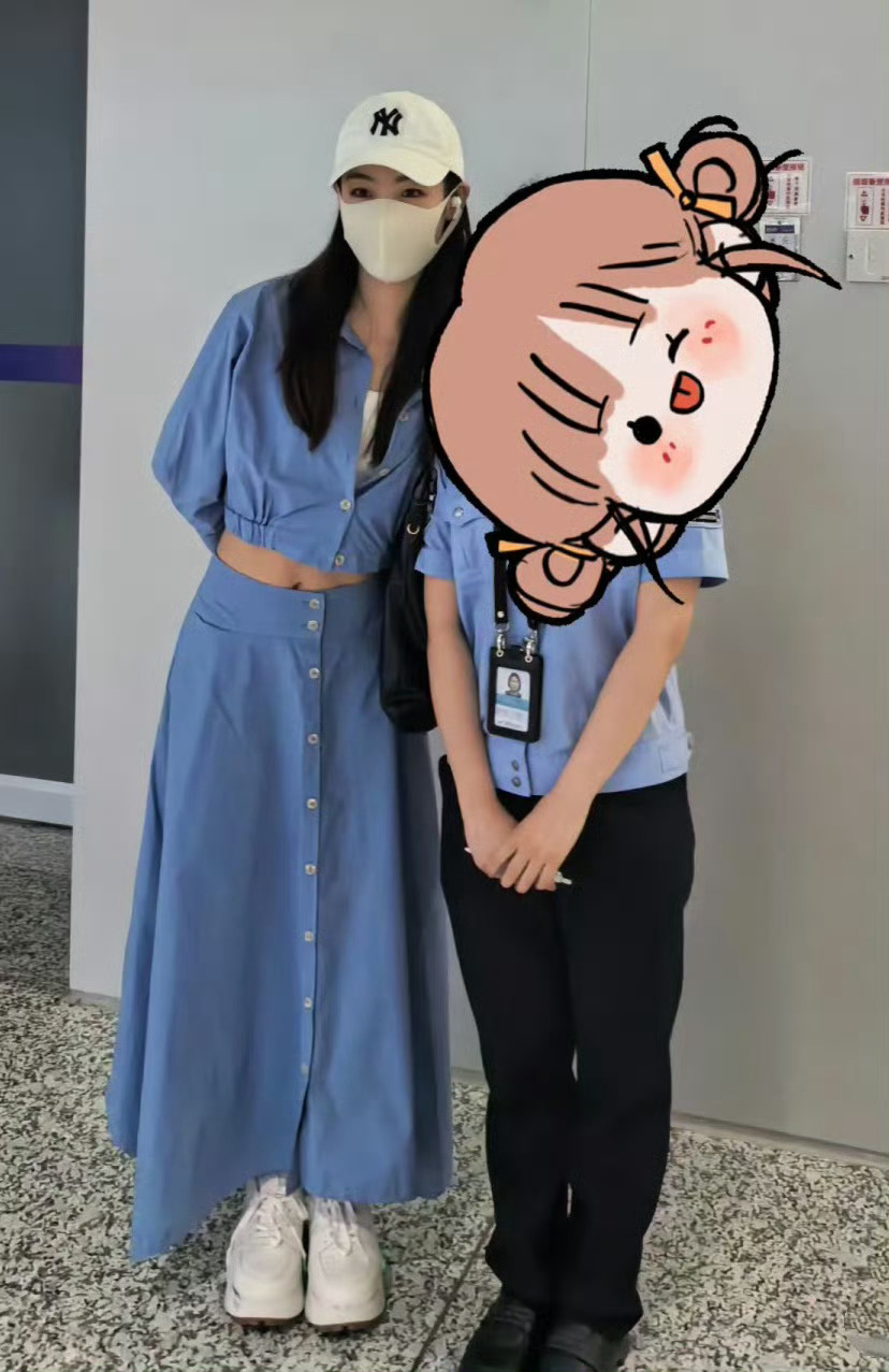我说陈丽君在里面墨迹啥呢，半天不出来，感情在和漂亮妹妹拍合照[可爱] ​​​