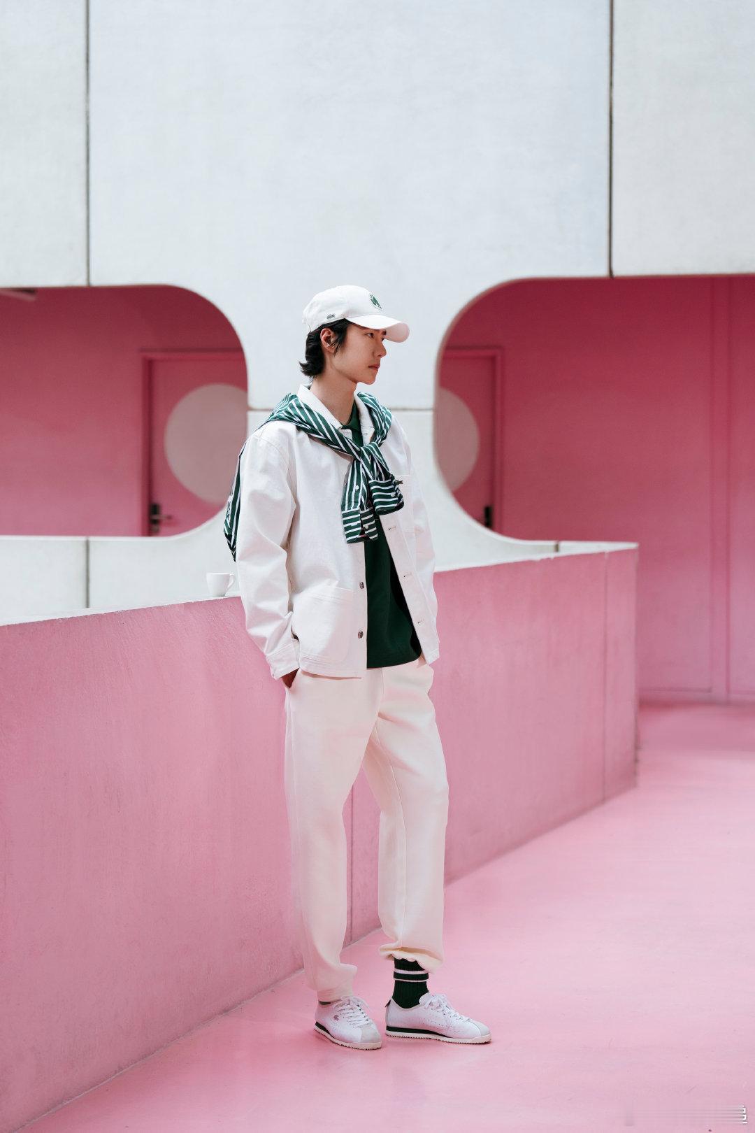 王一博巴黎瞬间王一博惬意如斯 ​​​哈哈哈 ​​​