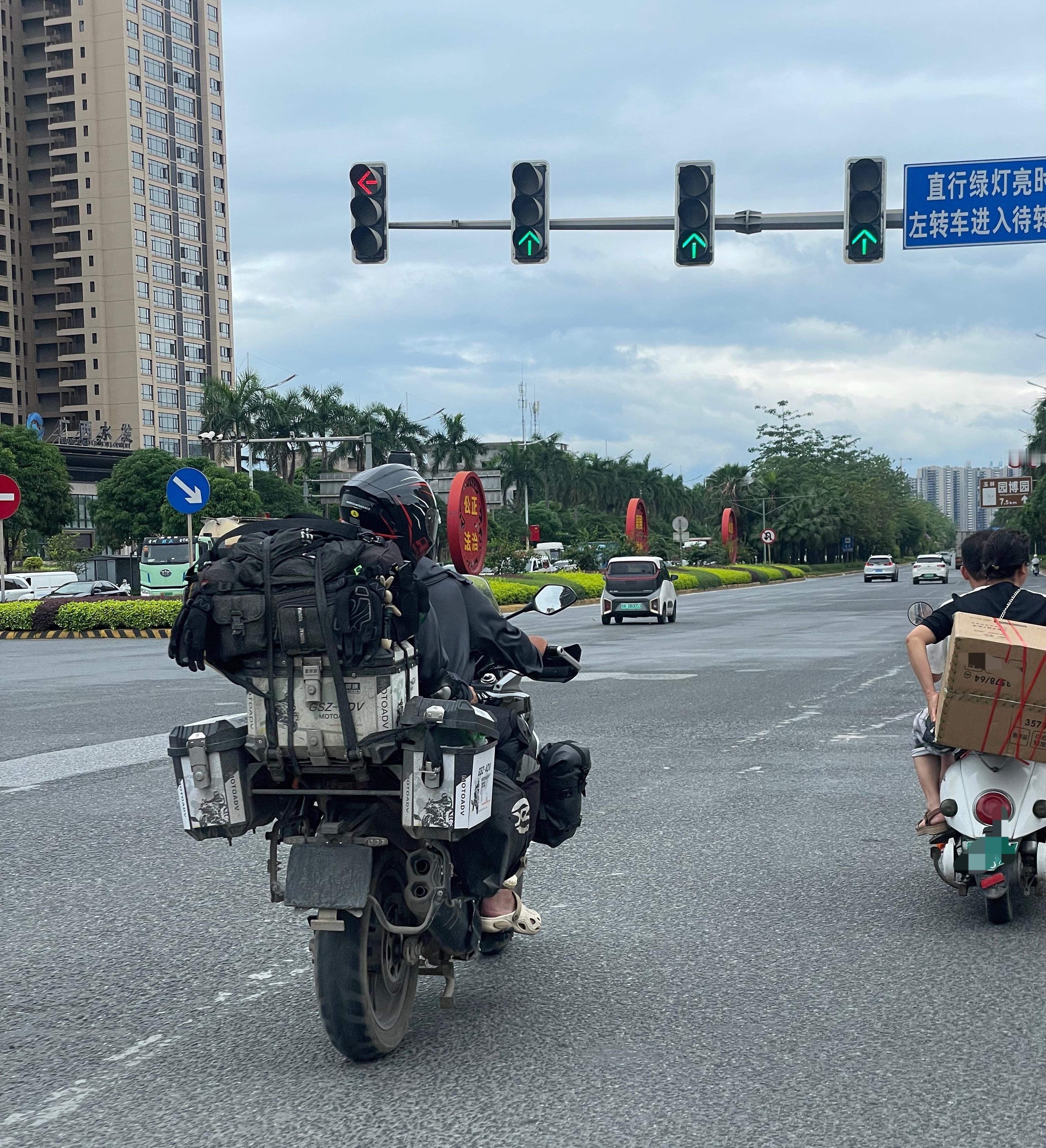 【玉林二环北一对男女穿拖鞋骑无号牌摩托车】5月17日下午3点40分左右，玉林市二